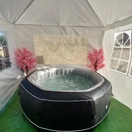 Des Lauriers Roses - Piscine Collective, Spas Et Jardins Prives - 7 Kms De La De Lespecier Daire *